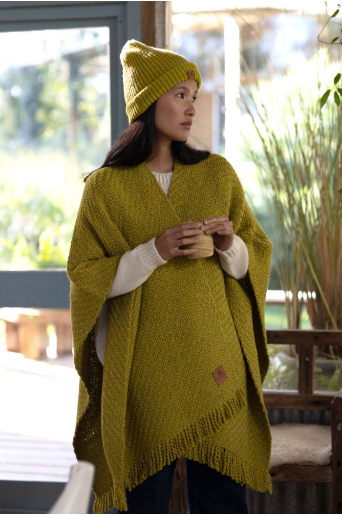 Poncho Huella in Pistachio