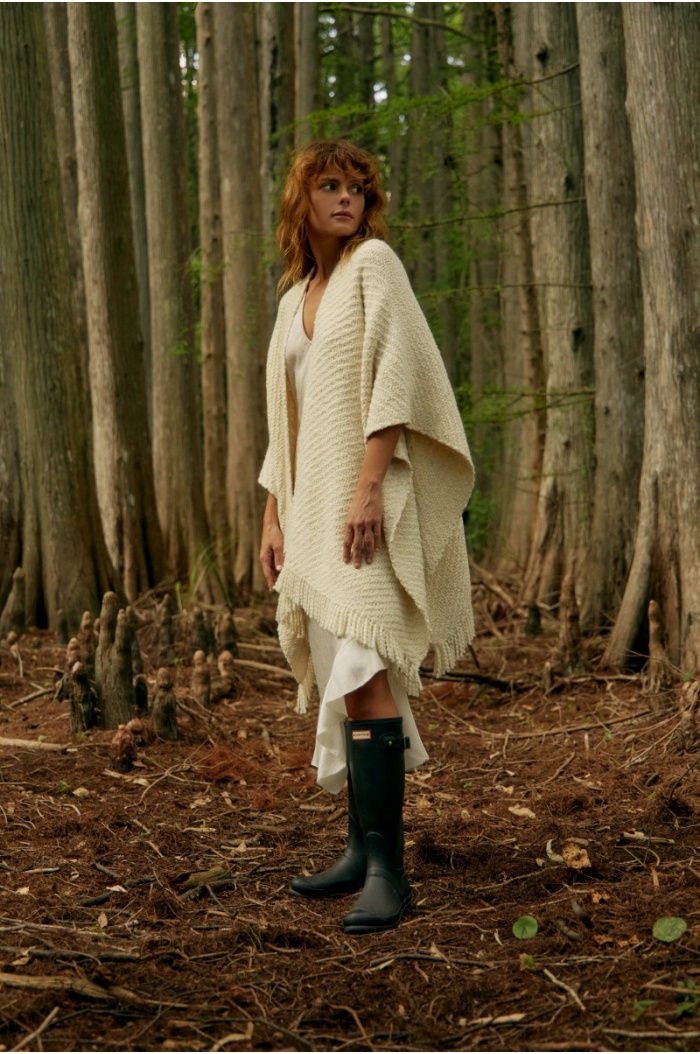 Poncho Huella in White
