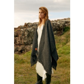 Poncho Huella in Black