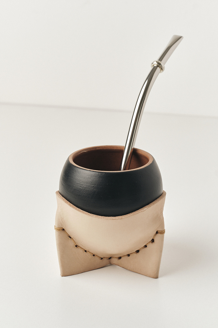 Medium Ceramic Mate in Black with Leather Posamate