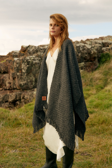 Poncho Huella in Black